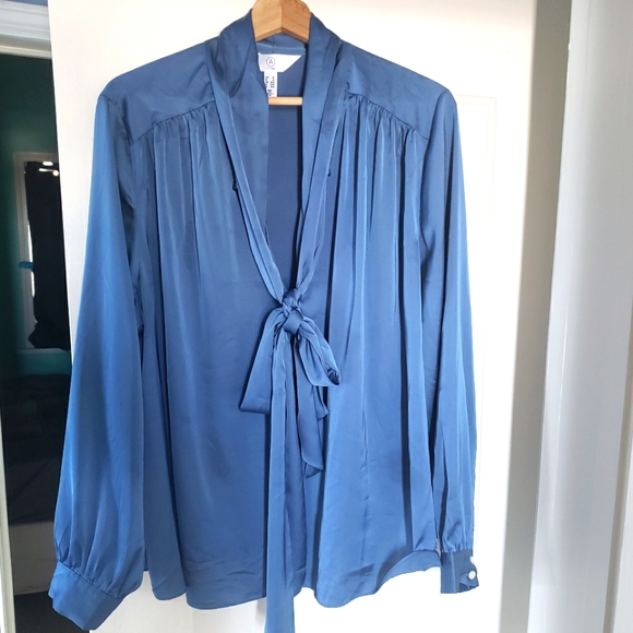 Addition Elle Tops - 💙 Host Pick 💙 Additionelle 2X blouse with long tie